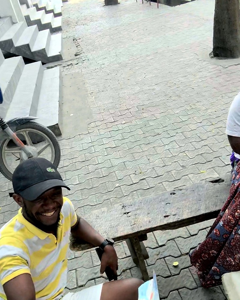 Gagnant Quiz de la Rue, souriant avec ses gains