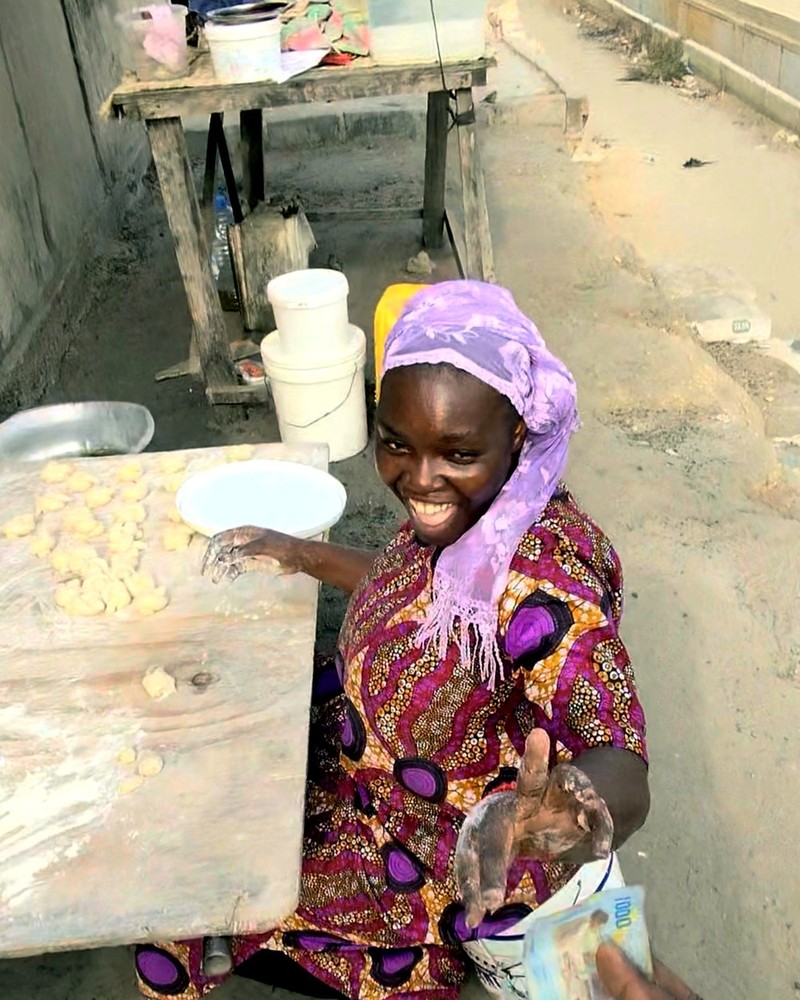Gagnante Quiz de la Rue, souriante avec ses gains