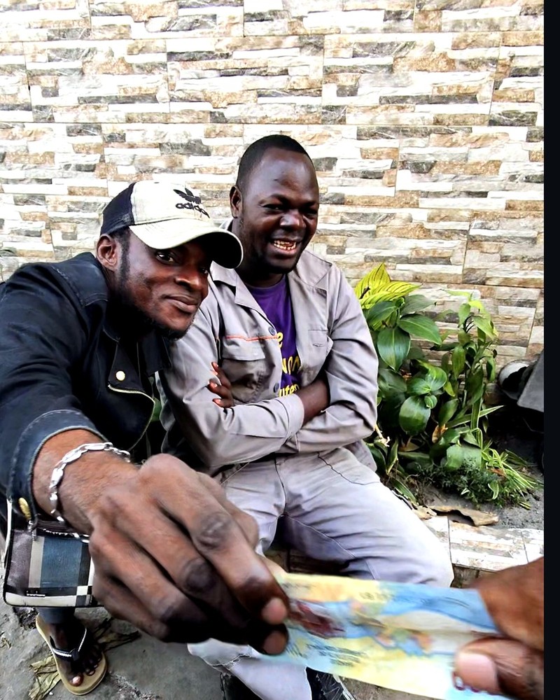 Gagnant Quiz de la Rue, souriant avec ses gains