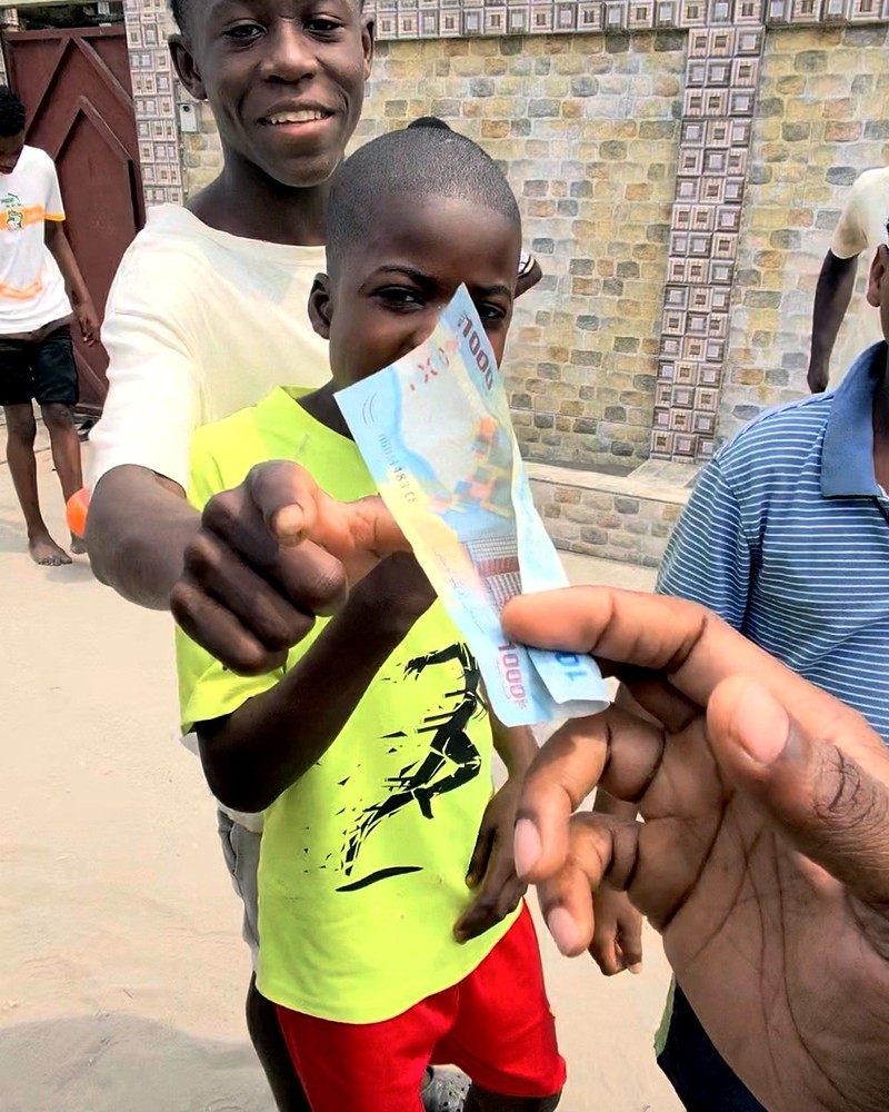 Jeune gagnant Quiz de la Rue avec ses gains