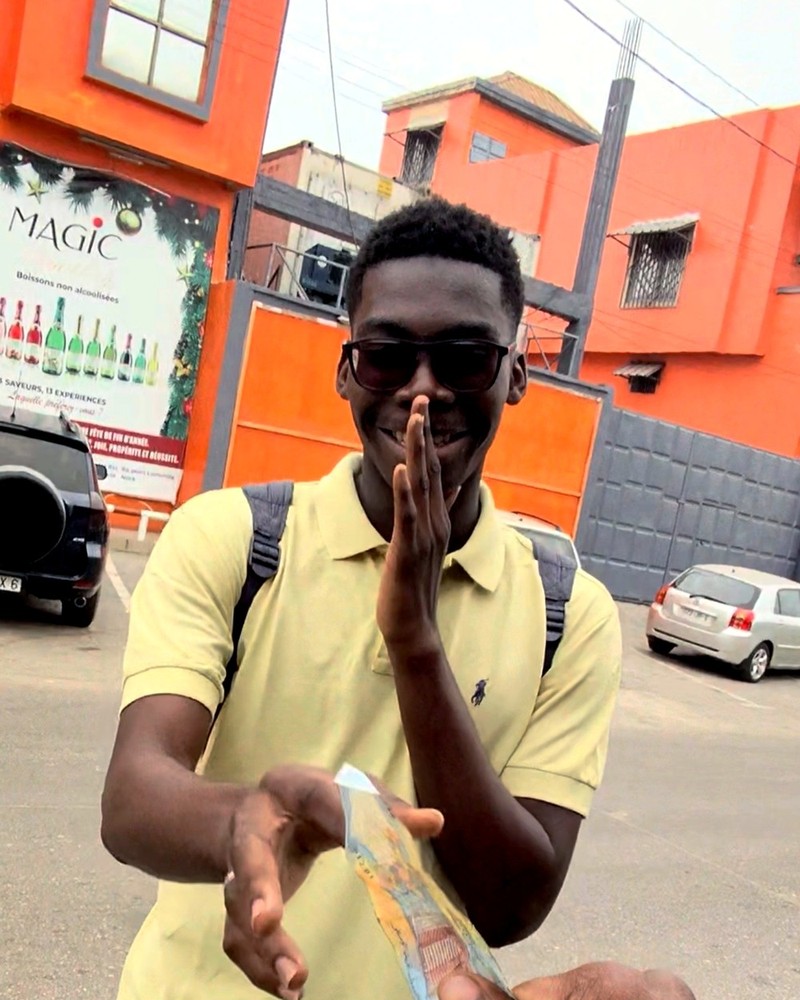 Gagnant Quiz de la Rue, souriant avec ses gains